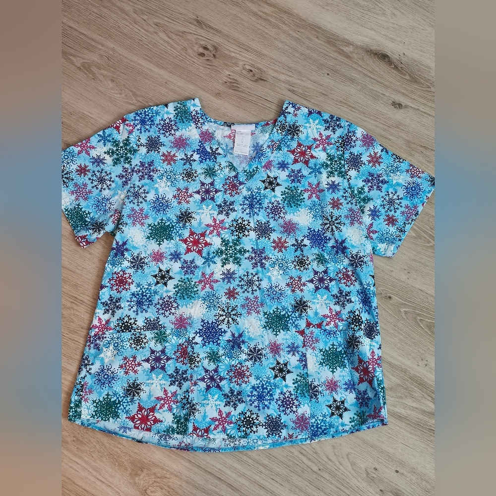 SB Scrubs Snowflake Pattern Top in Blue and Red